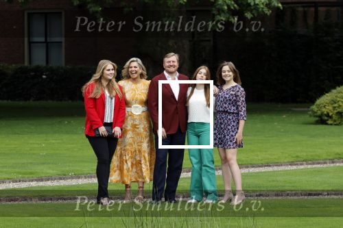Den haag 16 juli 2021
Koninklijk fotouurtje met Koning Willem Alexander Koningin Maxima Prinses Amalia Alexia en Ariane in de tuin van Paleis Huis ten Bosch.