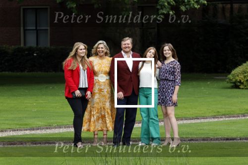 Den haag 16 juli 2021
Koninklijk fotouurtje met Koning Willem Alexander Koningin Maxima Prinses Amalia Alexia en Ariane in de tuin van Paleis Huis ten Bosch.