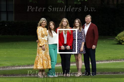 Den haag 16 juli 2021
Koninklijk fotouurtje met Koning Willem Alexander Koningin Maxima Prinses Amalia Alexia en Ariane in de tuin van Paleis Huis ten Bosch.