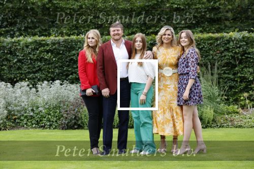 Den haag 16 juli 2021
Koninklijk fotouurtje met Koning Willem Alexander Koningin Maxima Prinses Amalia Alexia en Ariane in de tuin van Paleis Huis ten Bosch.