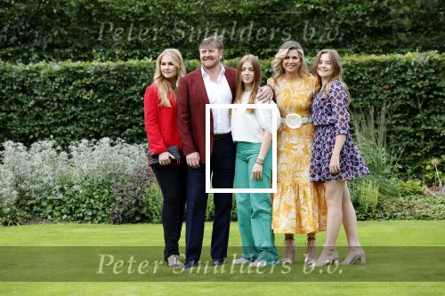 Den haag 16 juli 2021
Koninklijk fotouurtje met Koning Willem Alexander Koningin Maxima Prinses Amalia Alexia en Ariane in de tuin van Paleis Huis ten Bosch.