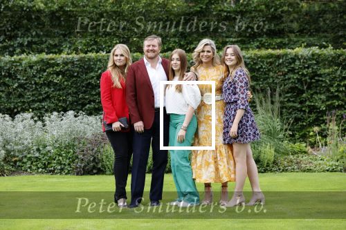Den haag 16 juli 2021
Koninklijk fotouurtje met Koning Willem Alexander Koningin Maxima Prinses Amalia Alexia en Ariane in de tuin van Paleis Huis ten Bosch.