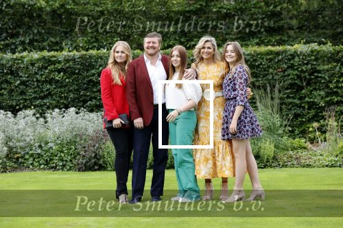 Den haag 16 juli 2021
Koninklijk fotouurtje met Koning Willem Alexander Koningin Maxima Prinses Amalia Alexia en Ariane in de tuin van Paleis Huis ten Bosch.