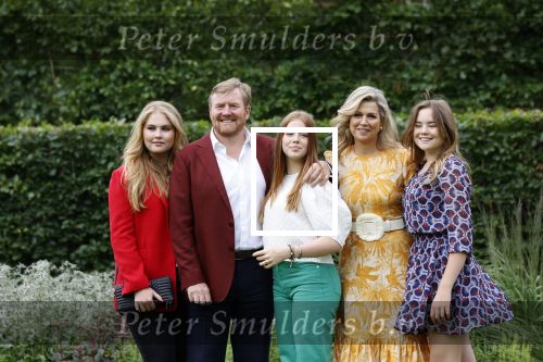 Den haag 16 juli 2021
Koninklijk fotouurtje met Koning Willem Alexander Koningin Maxima Prinses Amalia Alexia en Ariane in de tuin van Paleis Huis ten Bosch.