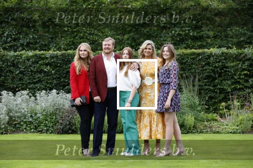 Den haag 16 juli 2021
Koninklijk fotouurtje met Koning Willem Alexander Koningin Maxima Prinses Amalia Alexia en Ariane in de tuin van Paleis Huis ten Bosch.