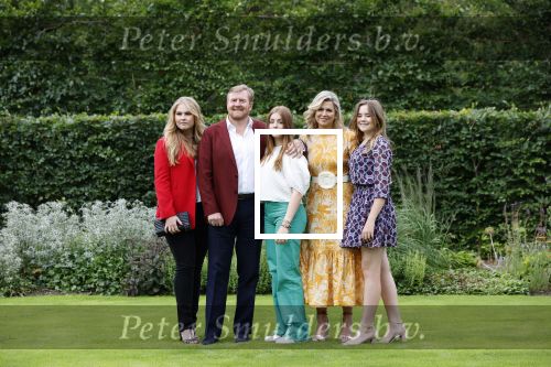 Den haag 16 juli 2021
Koninklijk fotouurtje met Koning Willem Alexander Koningin Maxima Prinses Amalia Alexia en Ariane in de tuin van Paleis Huis ten Bosch.