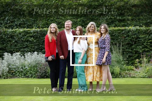 Den haag 16 juli 2021
Koninklijk fotouurtje met Koning Willem Alexander Koningin Maxima Prinses Amalia Alexia en Ariane in de tuin van Paleis Huis ten Bosch.