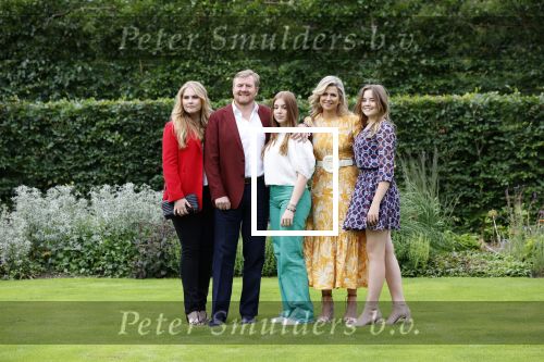 Den haag 16 juli 2021
Koninklijk fotouurtje met Koning Willem Alexander Koningin Maxima Prinses Amalia Alexia en Ariane in de tuin van Paleis Huis ten Bosch.