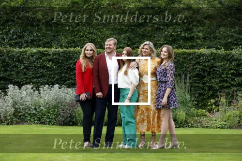 Den haag 16 juli 2021
Koninklijk fotouurtje met Koning Willem Alexander Koningin Maxima Prinses Amalia Alexia en Ariane in de tuin van Paleis Huis ten Bosch.