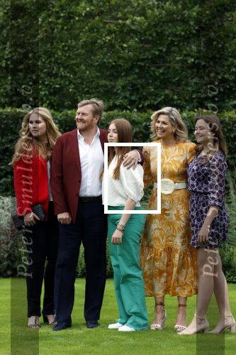 Den haag 16 juli 2021
Koninklijk fotouurtje met Koning Willem Alexander Koningin Maxima Prinses Amalia Alexia en Ariane in de tuin van Paleis Huis ten Bosch.