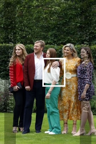 Den haag 16 juli 2021
Koninklijk fotouurtje met Koning Willem Alexander Koningin Maxima Prinses Amalia Alexia en Ariane in de tuin van Paleis Huis ten Bosch.