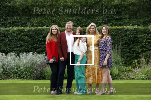 Den haag 16 juli 2021
Koninklijk fotouurtje met Koning Willem Alexander Koningin Maxima Prinses Amalia Alexia en Ariane in de tuin van Paleis Huis ten Bosch.