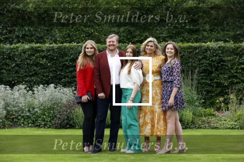 Den haag 16 juli 2021
Koninklijk fotouurtje met Koning Willem Alexander Koningin Maxima Prinses Amalia Alexia en Ariane in de tuin van Paleis Huis ten Bosch.