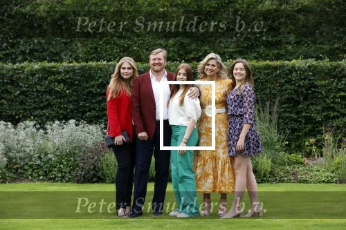 Den haag 16 juli 2021
Koninklijk fotouurtje met Koning Willem Alexander Koningin Maxima Prinses Amalia Alexia en Ariane in de tuin van Paleis Huis ten Bosch.