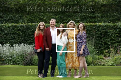 Den haag 16 juli 2021
Koninklijk fotouurtje met Koning Willem Alexander Koningin Maxima Prinses Amalia Alexia en Ariane in de tuin van Paleis Huis ten Bosch.