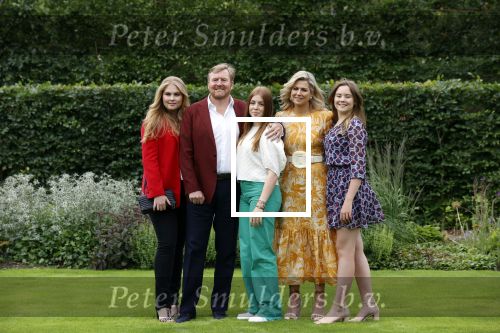 Den haag 16 juli 2021
Koninklijk fotouurtje met Koning Willem Alexander Koningin Maxima Prinses Amalia Alexia en Ariane in de tuin van Paleis Huis ten Bosch.