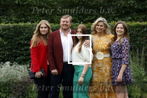 Den haag 16 juli 2021
Koninklijk fotouurtje met Koning Willem Alexander Koningin Maxima Prinses Amalia Alexia en Ariane in de tuin van Paleis Huis ten Bosch.