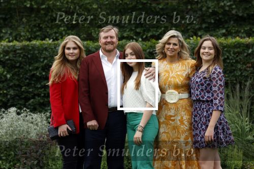 Den haag 16 juli 2021
Koninklijk fotouurtje met Koning Willem Alexander Koningin Maxima Prinses Amalia Alexia en Ariane in de tuin van Paleis Huis ten Bosch.