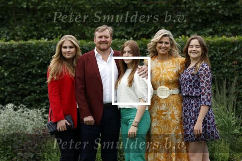 Den haag 16 juli 2021
Koninklijk fotouurtje met Koning Willem Alexander Koningin Maxima Prinses Amalia Alexia en Ariane in de tuin van Paleis Huis ten Bosch.