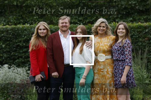Den haag 16 juli 2021
Koninklijk fotouurtje met Koning Willem Alexander Koningin Maxima Prinses Amalia Alexia en Ariane in de tuin van Paleis Huis ten Bosch.
