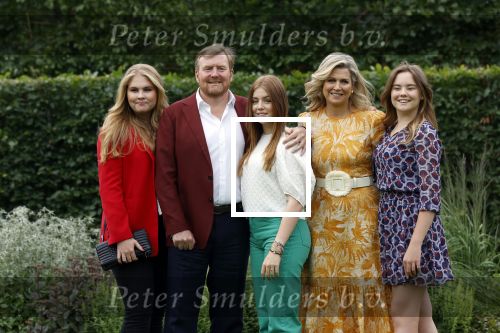 Den haag 16 juli 2021
Koninklijk fotouurtje met Koning Willem Alexander Koningin Maxima Prinses Amalia Alexia en Ariane in de tuin van Paleis Huis ten Bosch.