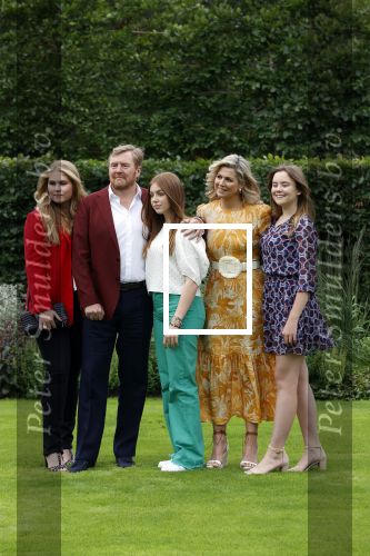 Den haag 16 juli 2021
Koninklijk fotouurtje met Koning Willem Alexander Koningin Maxima Prinses Amalia Alexia en Ariane in de tuin van Paleis Huis ten Bosch.