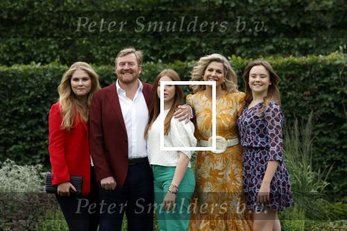 Den haag 16 juli 2021
Koninklijk fotouurtje met Koning Willem Alexander Koningin Maxima Prinses Amalia Alexia en Ariane in de tuin van Paleis Huis ten Bosch.
