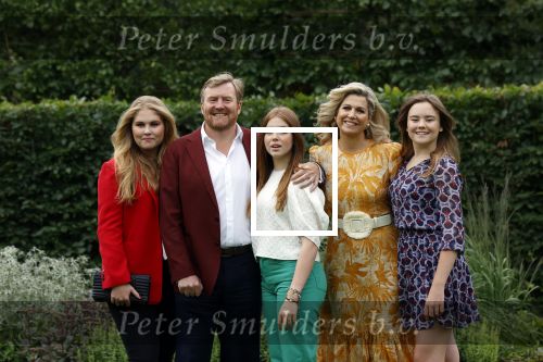 Den haag 16 juli 2021
Koninklijk fotouurtje met Koning Willem Alexander Koningin Maxima Prinses Amalia Alexia en Ariane in de tuin van Paleis Huis ten Bosch.