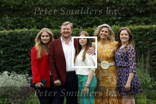 Den haag 16 juli 2021
Koninklijk fotouurtje met Koning Willem Alexander Koningin Maxima Prinses Amalia Alexia en Ariane in de tuin van Paleis Huis ten Bosch.