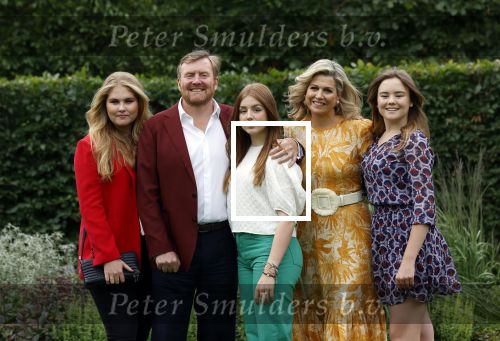 Den haag 16 juli 2021
Koninklijk fotouurtje met Koning Willem Alexander Koningin Maxima Prinses Amalia Alexia en Ariane in de tuin van Paleis Huis ten Bosch.