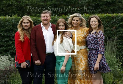 Den haag 16 juli 2021
Koninklijk fotouurtje met Koning Willem Alexander Koningin Maxima Prinses Amalia Alexia en Ariane in de tuin van Paleis Huis ten Bosch.