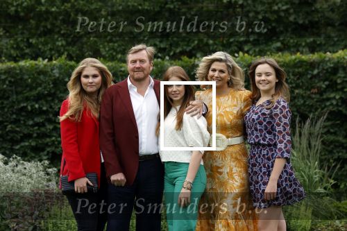 Den haag 16 juli 2021
Koninklijk fotouurtje met Koning Willem Alexander Koningin Maxima Prinses Amalia Alexia en Ariane in de tuin van Paleis Huis ten Bosch.