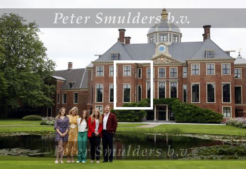 Den haag 16 juli 2021
Koninklijk fotouurtje met Koning Willem Alexander Koningin Maxima Prinses Amalia Alexia en Ariane in de tuin van Paleis Huis ten Bosch.