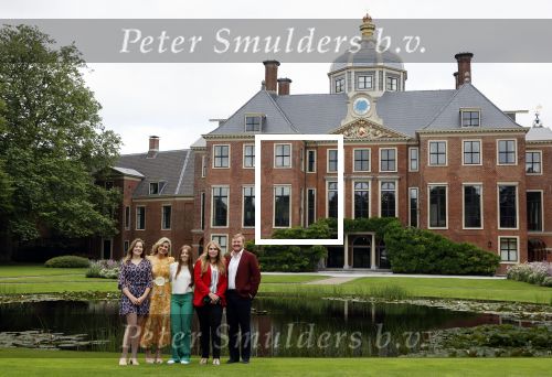 Den haag 16 juli 2021
Koninklijk fotouurtje met Koning Willem Alexander Koningin Maxima Prinses Amalia Alexia en Ariane in de tuin van Paleis Huis ten Bosch.