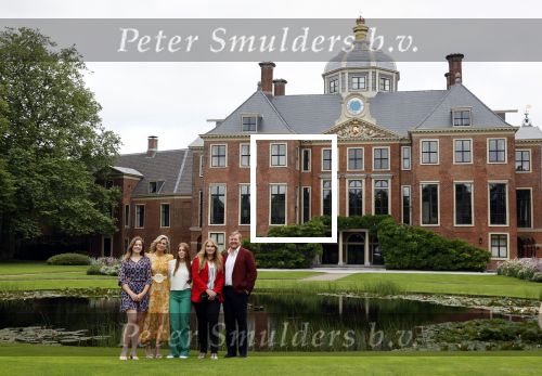 Den haag 16 juli 2021
Koninklijk fotouurtje met Koning Willem Alexander Koningin Maxima Prinses Amalia Alexia en Ariane in de tuin van Paleis Huis ten Bosch.