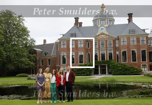 Den haag 16 juli 2021
Koninklijk fotouurtje met Koning Willem Alexander Koningin Maxima Prinses Amalia Alexia en Ariane in de tuin van Paleis Huis ten Bosch.