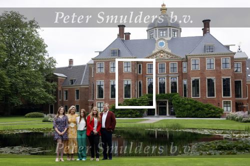 Den haag 16 juli 2021
Koninklijk fotouurtje met Koning Willem Alexander Koningin Maxima Prinses Amalia Alexia en Ariane in de tuin van Paleis Huis ten Bosch.