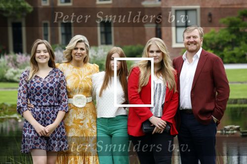 Den haag 16 juli 2021
Koninklijk fotouurtje met Koning Willem Alexander Koningin Maxima Prinses Amalia Alexia en Ariane in de tuin van Paleis Huis ten Bosch.