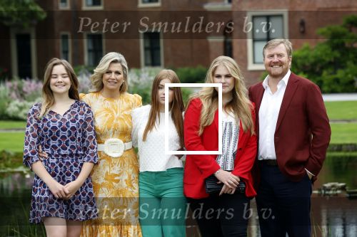 Den haag 16 juli 2021
Koninklijk fotouurtje met Koning Willem Alexander Koningin Maxima Prinses Amalia Alexia en Ariane in de tuin van Paleis Huis ten Bosch.