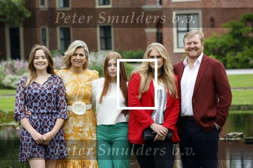 Den haag 16 juli 2021
Koninklijk fotouurtje met Koning Willem Alexander Koningin Maxima Prinses Amalia Alexia en Ariane in de tuin van Paleis Huis ten Bosch.