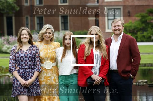 Den haag 16 juli 2021
Koninklijk fotouurtje met Koning Willem Alexander Koningin Maxima Prinses Amalia Alexia en Ariane in de tuin van Paleis Huis ten Bosch.