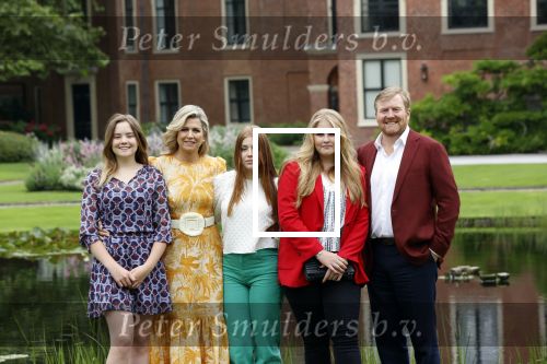 Den haag 16 juli 2021
Koninklijk fotouurtje met Koning Willem Alexander Koningin Maxima Prinses Amalia Alexia en Ariane in de tuin van Paleis Huis ten Bosch.