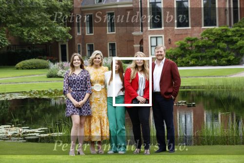 Den haag 16 juli 2021
Koninklijk fotouurtje met Koning Willem Alexander Koningin Maxima Prinses Amalia Alexia en Ariane in de tuin van Paleis Huis ten Bosch.