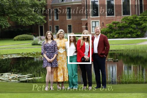 Den haag 16 juli 2021
Koninklijk fotouurtje met Koning Willem Alexander Koningin Maxima Prinses Amalia Alexia en Ariane in de tuin van Paleis Huis ten Bosch.