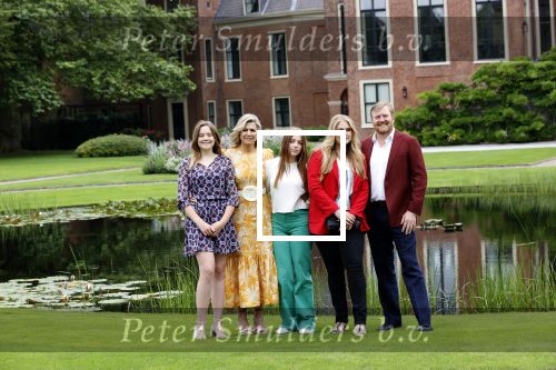 Den haag 16 juli 2021
Koninklijk fotouurtje met Koning Willem Alexander Koningin Maxima Prinses Amalia Alexia en Ariane in de tuin van Paleis Huis ten Bosch.
