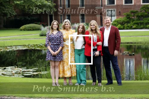 Den haag 16 juli 2021
Koninklijk fotouurtje met Koning Willem Alexander Koningin Maxima Prinses Amalia Alexia en Ariane in de tuin van Paleis Huis ten Bosch.