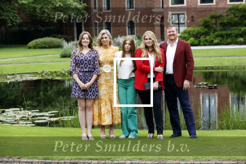 Den haag 16 juli 2021
Koninklijk fotouurtje met Koning Willem Alexander Koningin Maxima Prinses Amalia Alexia en Ariane in de tuin van Paleis Huis ten Bosch.