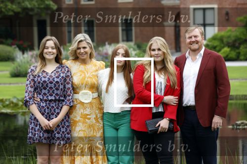 Den haag 16 juli 2021
Koninklijk fotouurtje met Koning Willem Alexander Koningin Maxima Prinses Amalia Alexia en Ariane in de tuin van Paleis Huis ten Bosch.