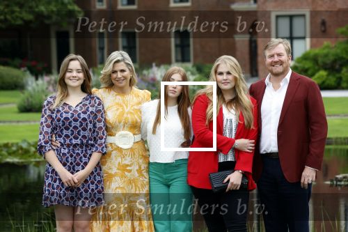 Den haag 16 juli 2021
Koninklijk fotouurtje met Koning Willem Alexander Koningin Maxima Prinses Amalia Alexia en Ariane in de tuin van Paleis Huis ten Bosch.