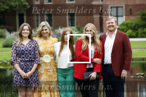 Den haag 16 juli 2021
Koninklijk fotouurtje met Koning Willem Alexander Koningin Maxima Prinses Amalia Alexia en Ariane in de tuin van Paleis Huis ten Bosch.